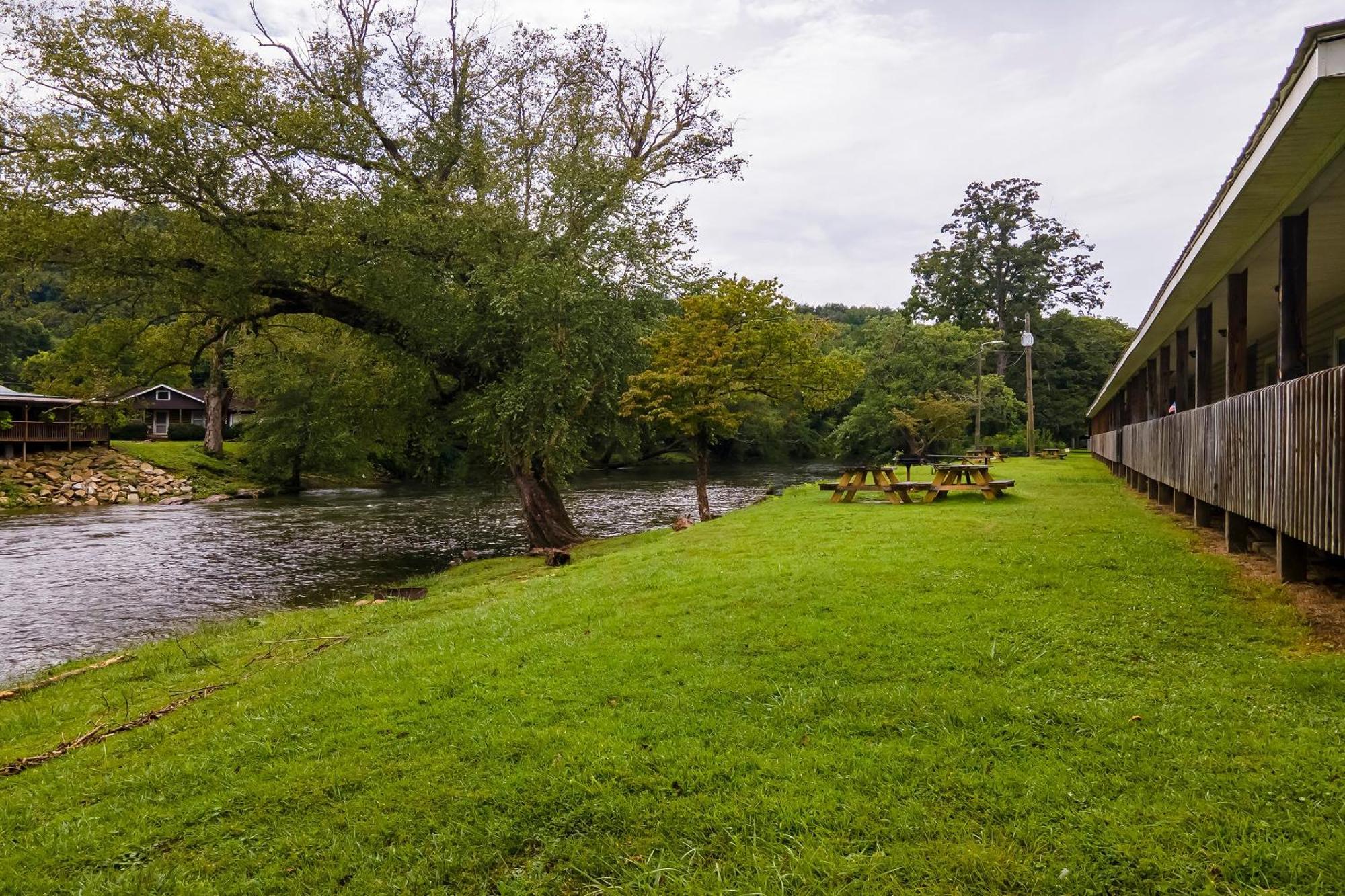 Lloyd'S On The River Country Inn By Oyo Bryson City Eksteriør bilde