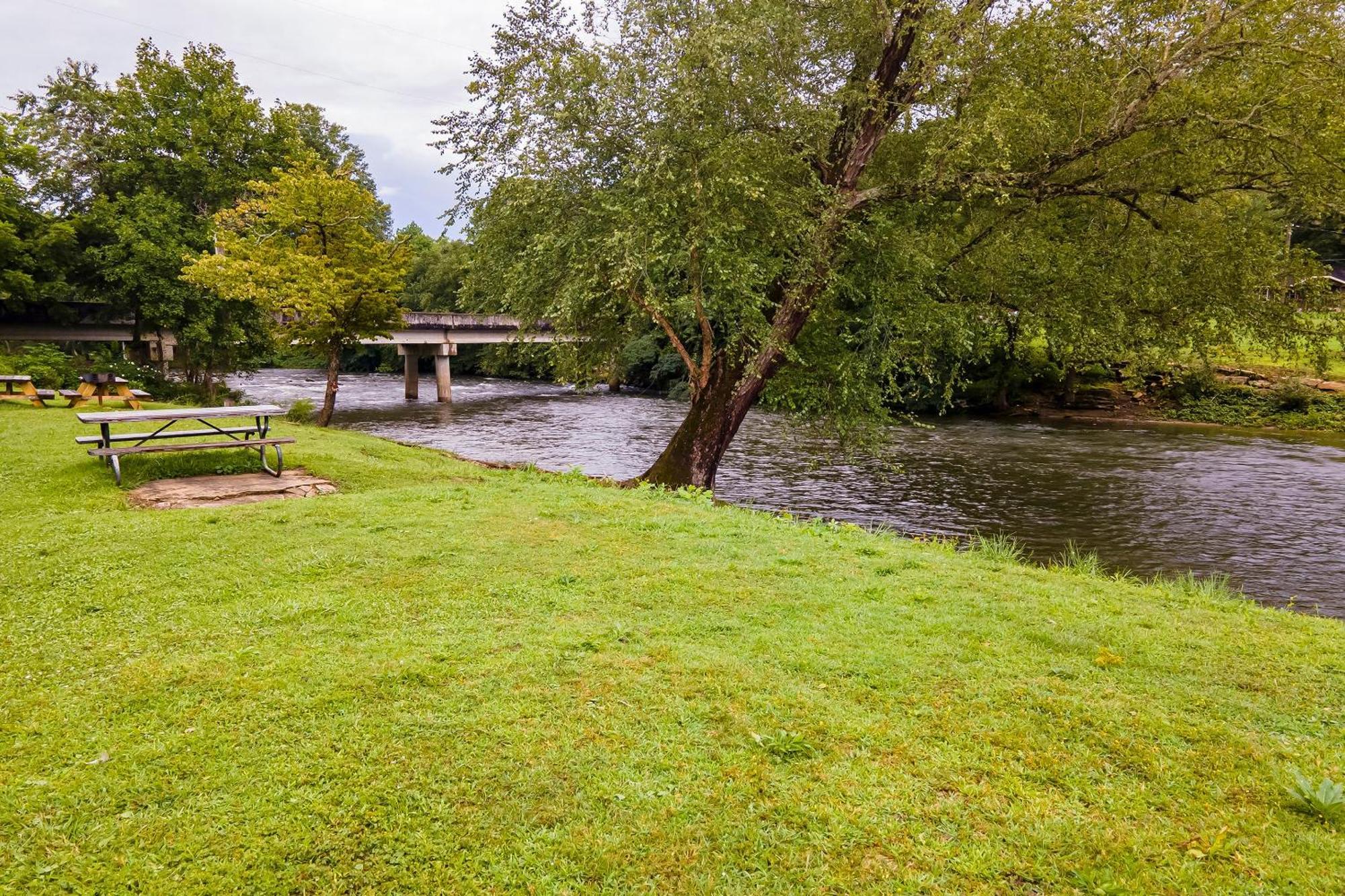 Lloyd'S On The River Country Inn By Oyo Bryson City Eksteriør bilde